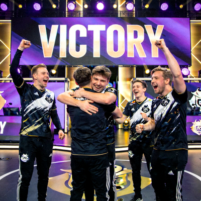 G2 Esports战队英雄联盟分部选手庆祝胜利的瞬间