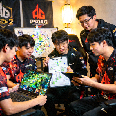 PSG.LGD战队DOTA2分部选手进行战术讨论